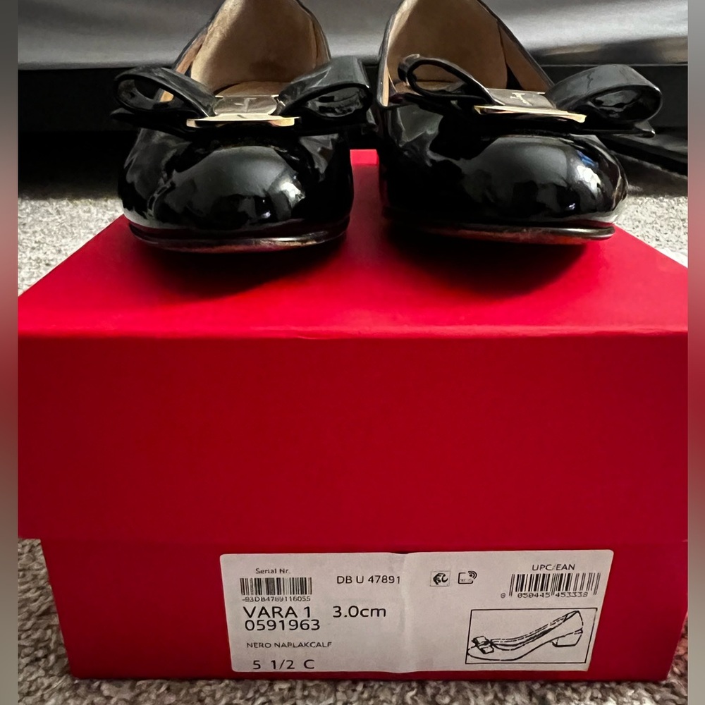 Ferragamo Vara pump in black - size 5.5 - Picture 4 of 8